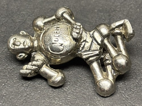 Vintage QUEEN Elektra Asylum News Of The World Promo Metal Pin - Picture 3 of 12