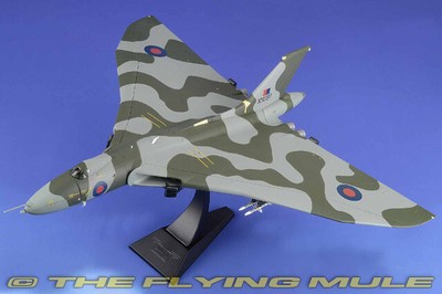 Corgi 1:144 AA31203 Avro Vulcan K. Mk 2 Raf No.50 Sqn, XJ825