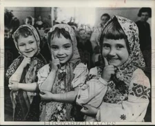 1958 Press Photo Young Russian Girls in Minsk Smile for Camera - mjc44611