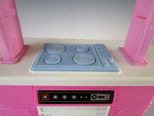 1990 Mattel Barbie Doll House Pink Refrigerator , Sink, Stove Arco 7472 & table - Picture 17 of 20