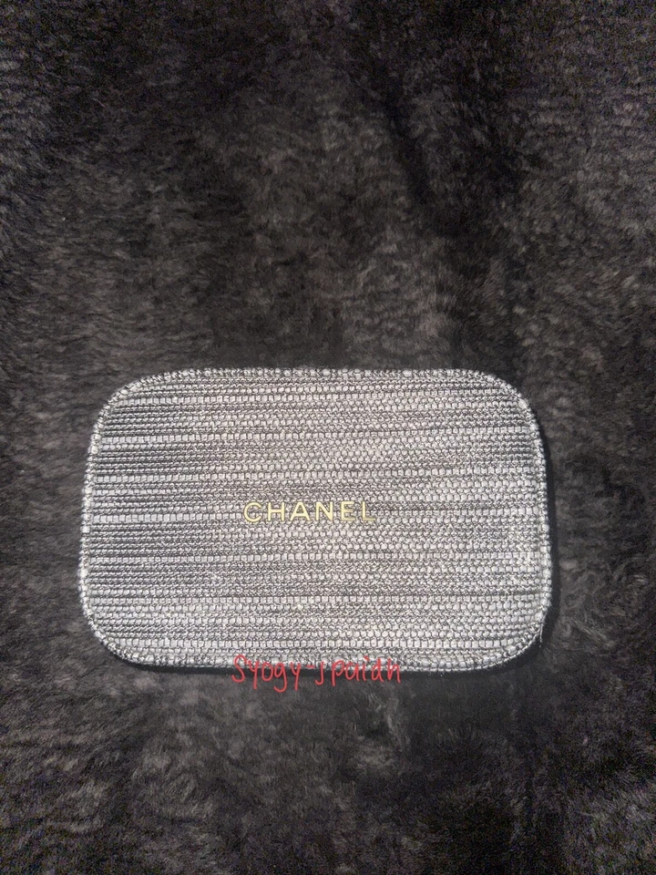 🎁 CHANEL 🎁 Bolsa de Maquillaje 2022 Bolsa de Regalo Gris Dorado Tweed SOLO Bolso sin asas Agotado Foto 2 de 4
