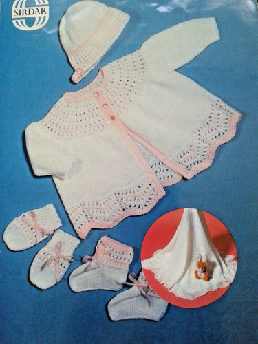 BABY STRICKJACKE ~ FRITTE ~ STIEFEL ~ MÜTZE ~ 3-LAGIG ~ STRICKMUSTER ~ GRÖSSE 14-18" BRUST (Q 23)