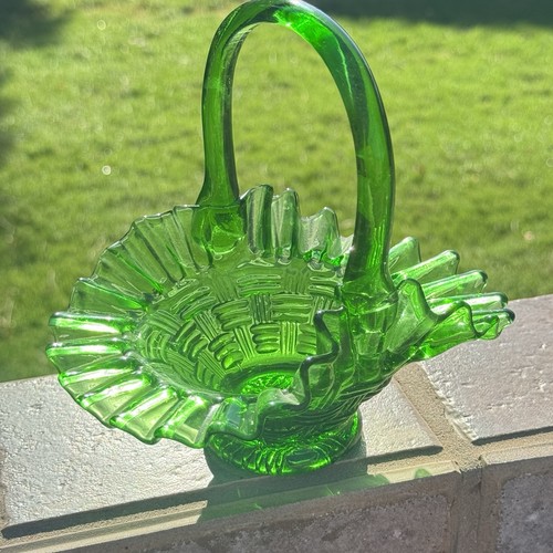 Fenton Emerald Green Pressed Glass Basket Ruffled Rim Applied Handle ca. mid-20t - Picture 5 of 11