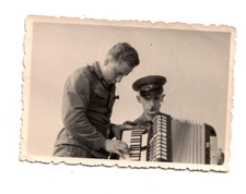 11514 - Foto * Grenz Soldat Eilenburg * Schifferklavier 60iger