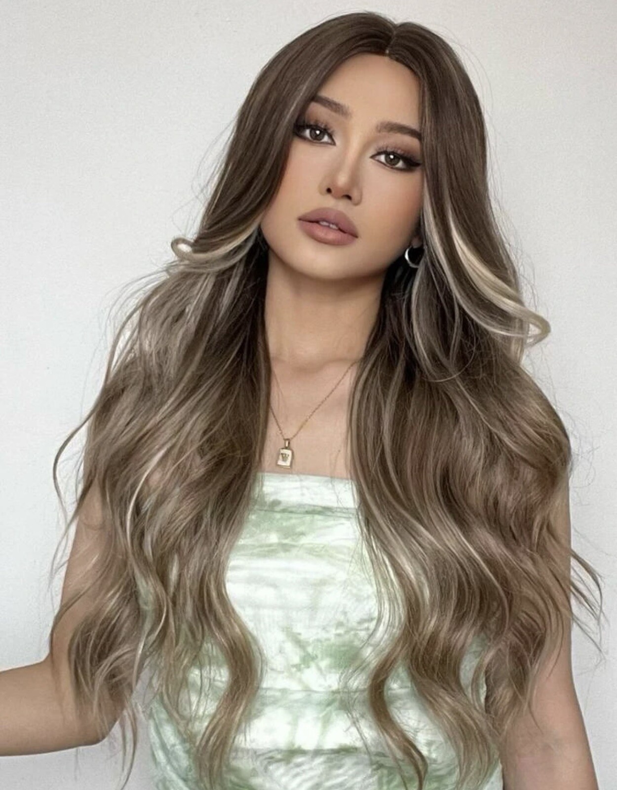 Perruque marron longue ondulée pour soirée et changement de look rapide femme