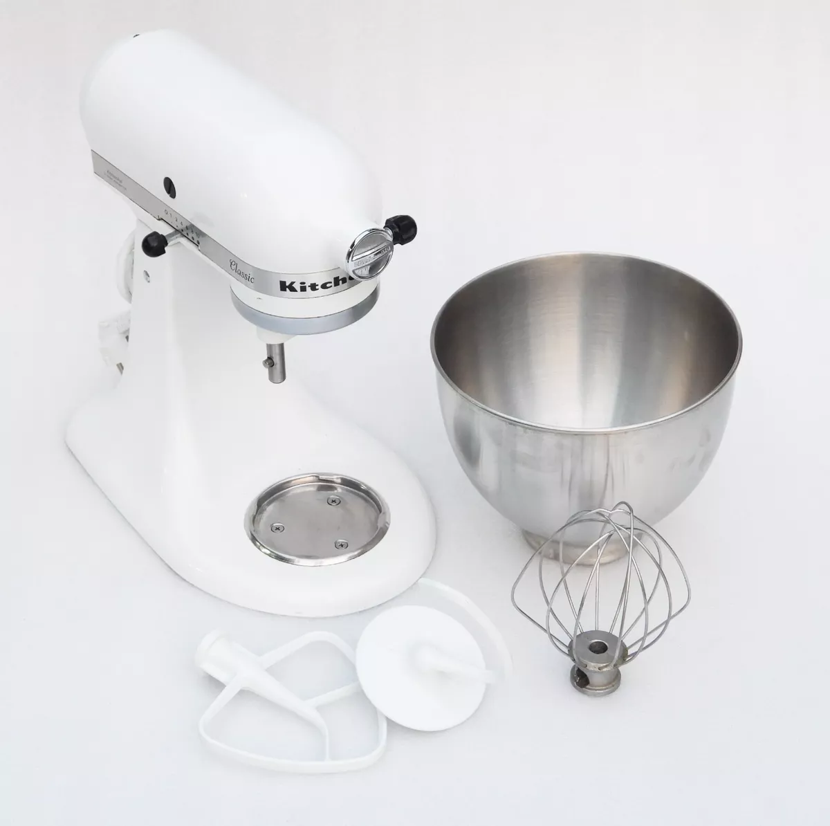 KitchenAid Classic series 4.5-Quart 10-Speed White Stand Mixer in