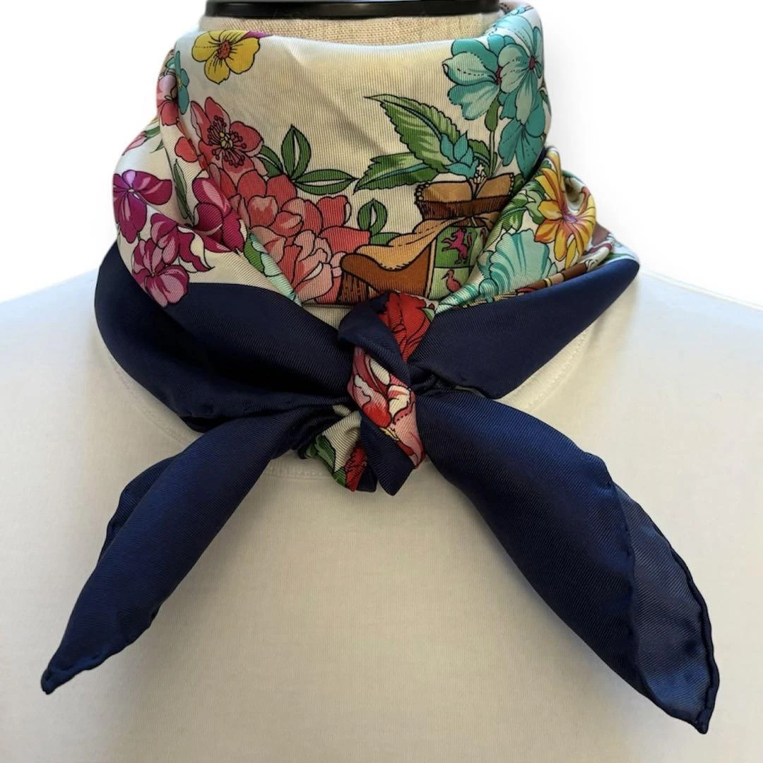 Foulard vintage GUCCI Flora bleu, marine, blanc accessoire rétro femme