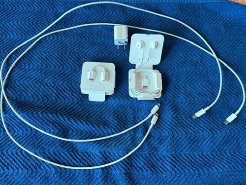 New 2 Wired APPLE Earpods, New USB Brick, 2 Used VG Cond USB-C Lightning Cables - Photo 2 sur 5