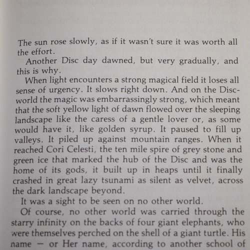 Terry Pratchett The Light Fantastic in D/J Reprint 2000 - Picture 6 of 9