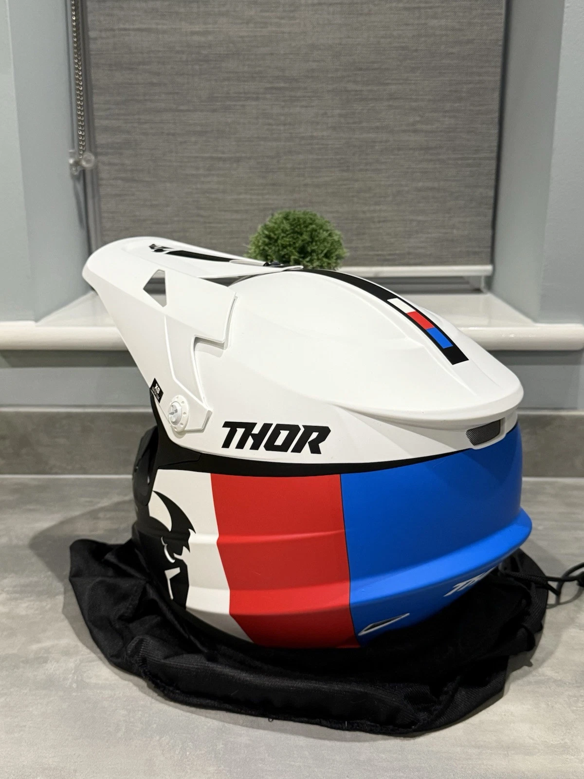 Thor Sector Racer Helmet Matte White Red Blue Adult - Size XS - Brand New Boxed 2