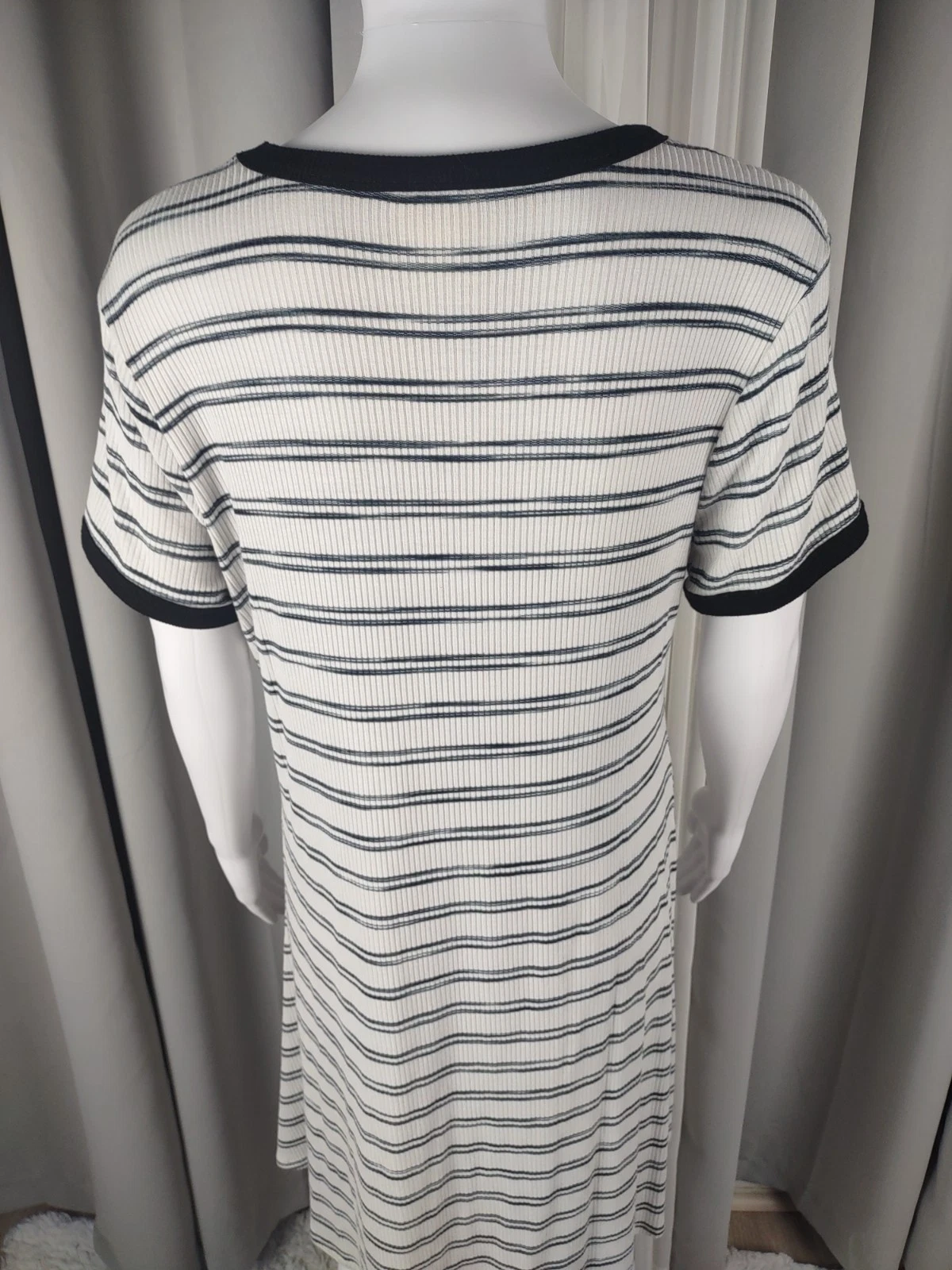 VETEMENTS Abito Mossimo a righe aderente e svasato in maglia a costine midi scollo a scoop nero bianco taglia XL