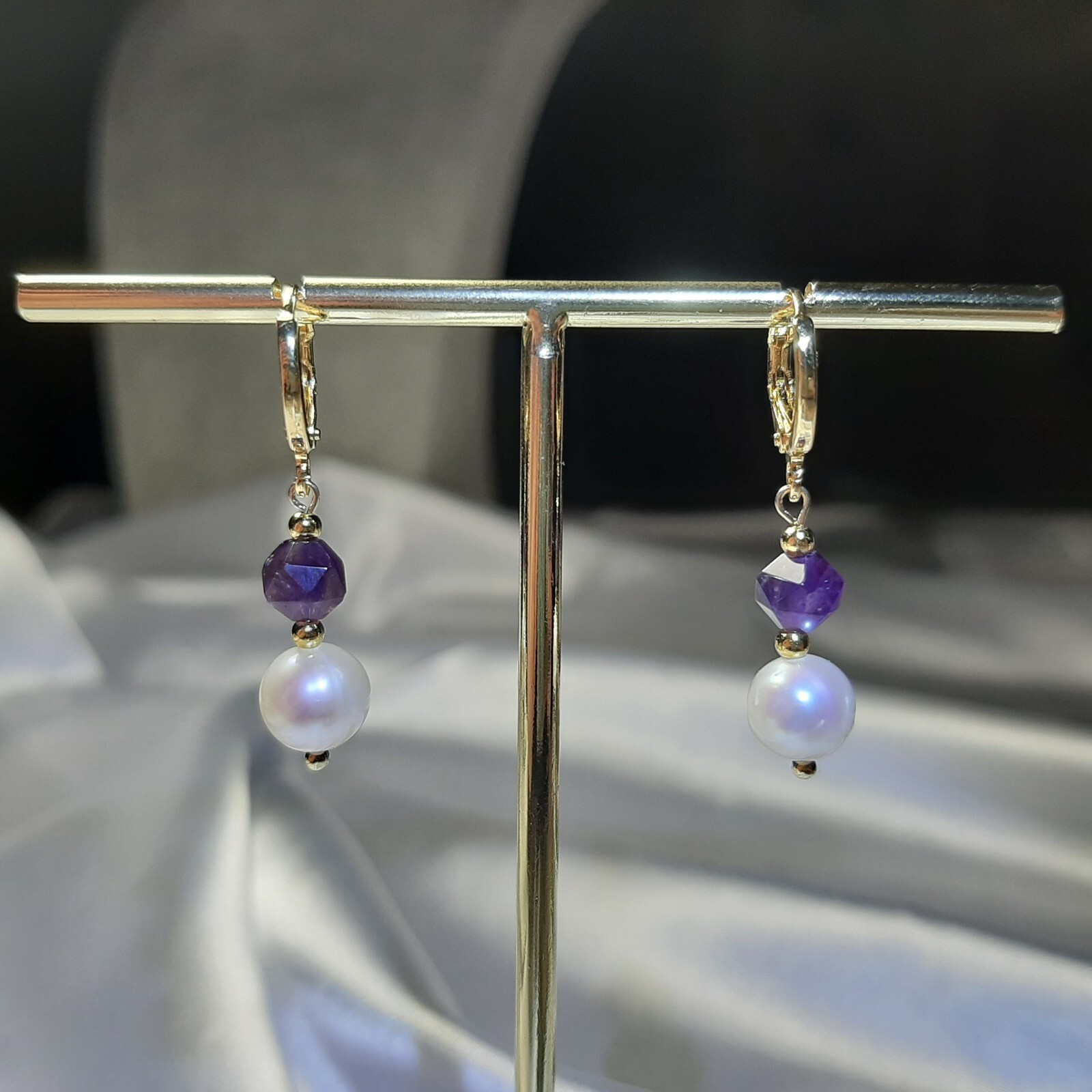 Boucles d'oreilles dormeuses perles de culture pierre précieuse améthyste violette femme