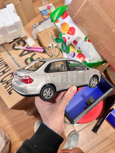 1:18 Scale Nissan Versa Venucia Sedan Silver Diecast Model Car - Picture 4 of 23
