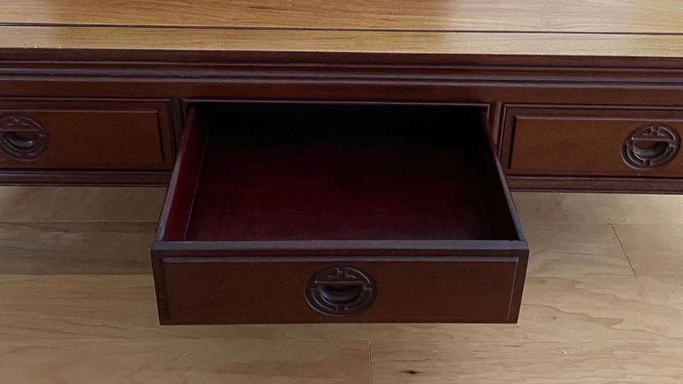 Mesa de centro vintage de madera maciza de 54" con tres cajones. Foto 2 de 2