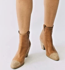 Stuart Weitzman Women Size 7.5M Studded Toe Zip Back Tan Leather Ankle Bootie