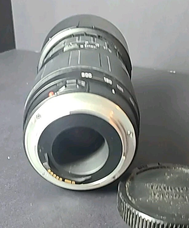 Lente negra Tamron AF 70-300 mm Telemacro 1:2 1:4-5,6 LD Foto 3 de 4