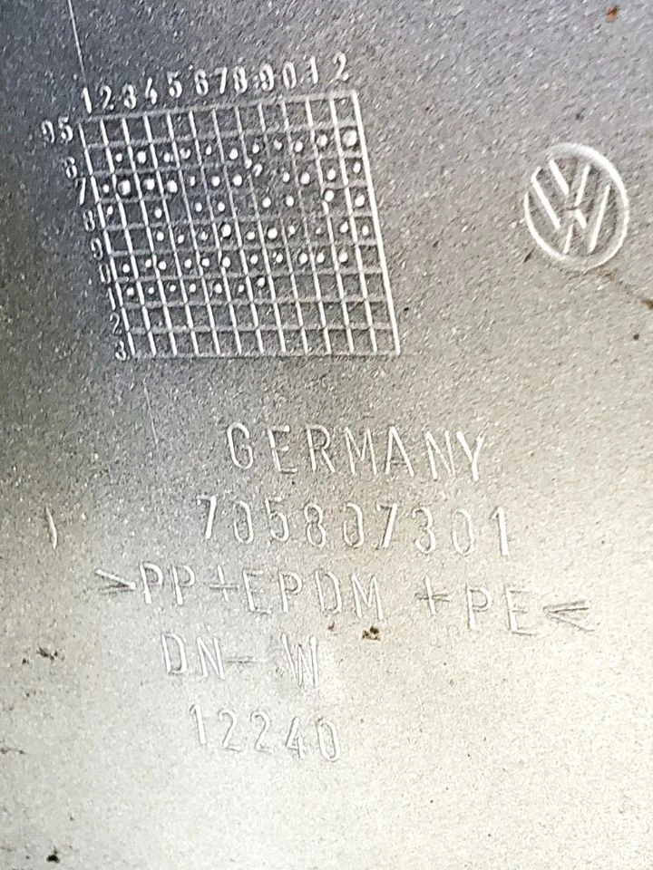 1998 2003 Volkswagen Eurovan OEM Rear Bumper With Lights Silver - Imagem 3 de 4