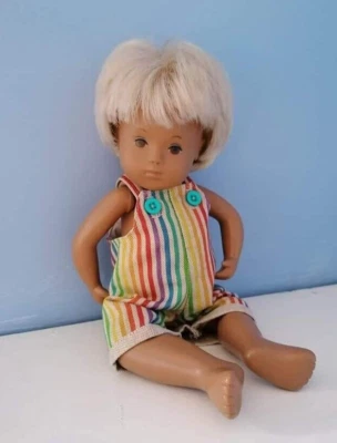 CAROLANNS BJB Vintage Baby Sasha Puppenkleidung, süße Regenbogenstreifen Cropped Latzhose