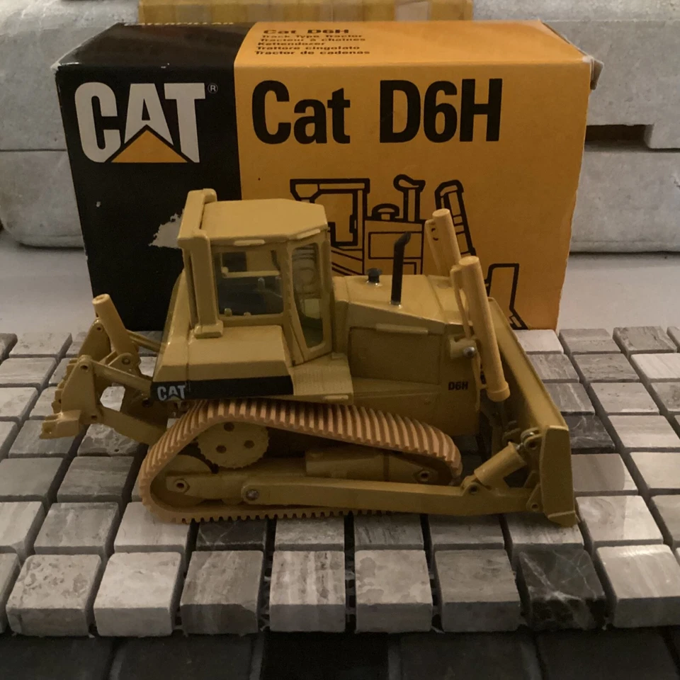 CONRAD ref 2861 CATERPILLAR  D6H TRACK TYPE TRACTOR (DOZER) CAT  1-50 Scale - Image 2 of 4
