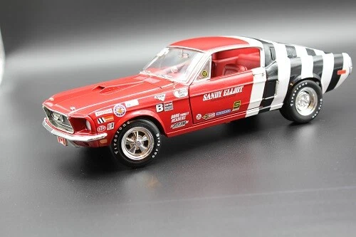 Ford Mustang Cobra Jet SANDY ELLIOT 1968 escala 1:18 Auto World embalaje original NUEVO - Imagen 10 de 12