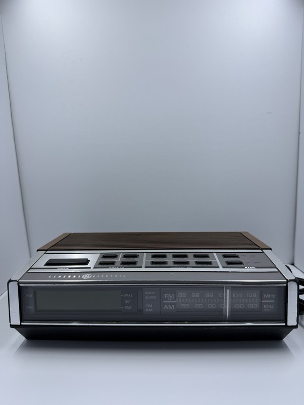 Vintage GE 7-4652A Digital Alarm Clock Radio WORKS! 1982 Woodgrain