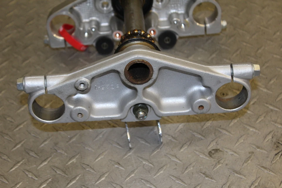 Suzuki GZ250 GZ 250 2001 horquilla delantera abrazadera inferior triple árbol vástago Foto 4 de 4