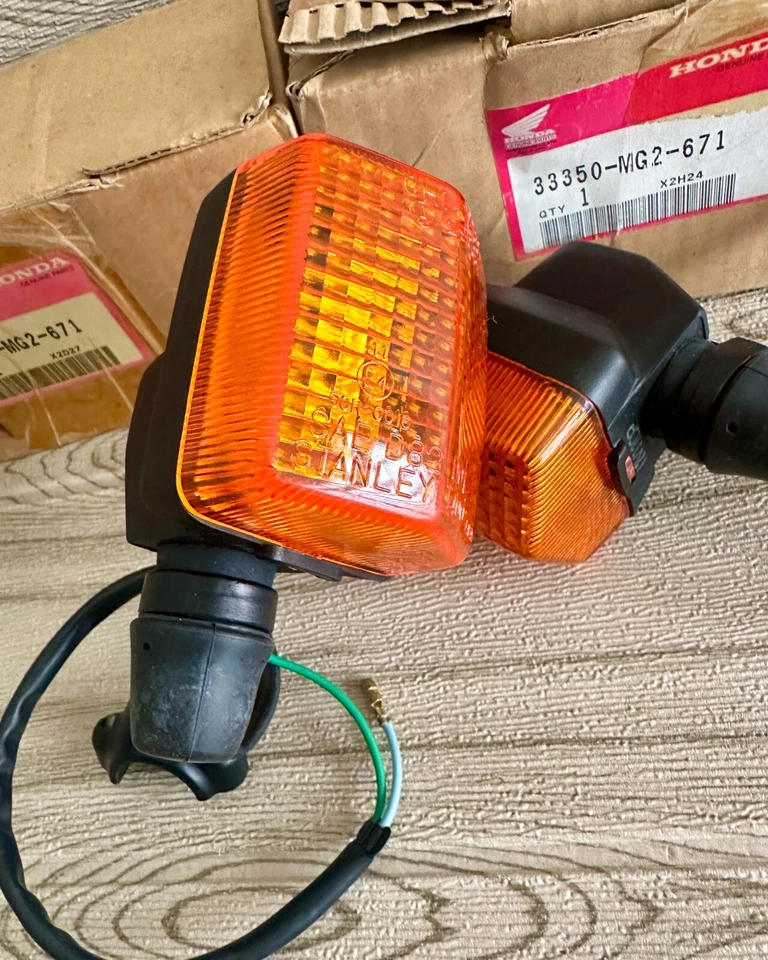 PAR INDICADOR INTERMITENTE DELANTERO HONDA XL600R 33350-MG-2671 & 33300-MG2-671 Foto 2 de 4