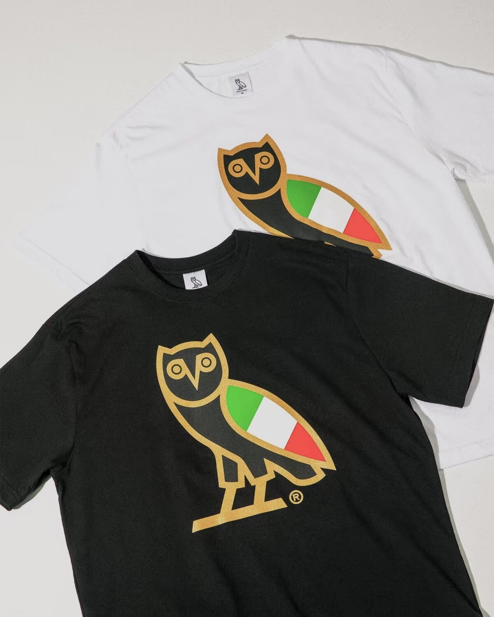 【October's Very Own】ゴールド ロゴ OVO Tシャツ OG T-SHIRT OVO Italy OG Owl Tee Black White Italian Flag Gold October's