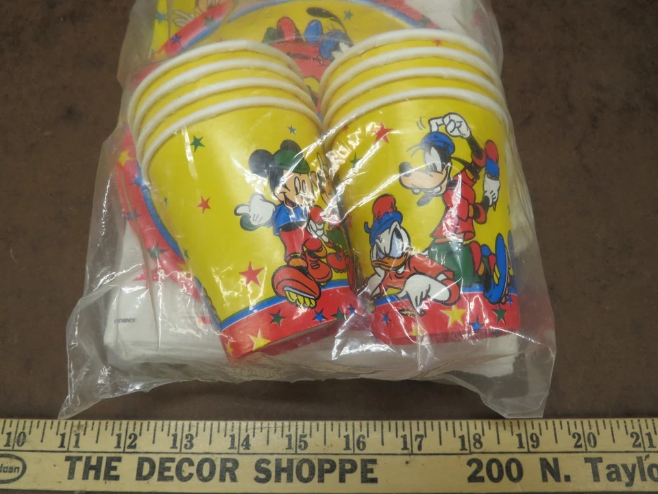 De Colección Playa Disney Mickey & Friends Fiesta de Cumpleaños 8 Platos Taza Servilleta Cubierta de Mesa Foto 2 de 4