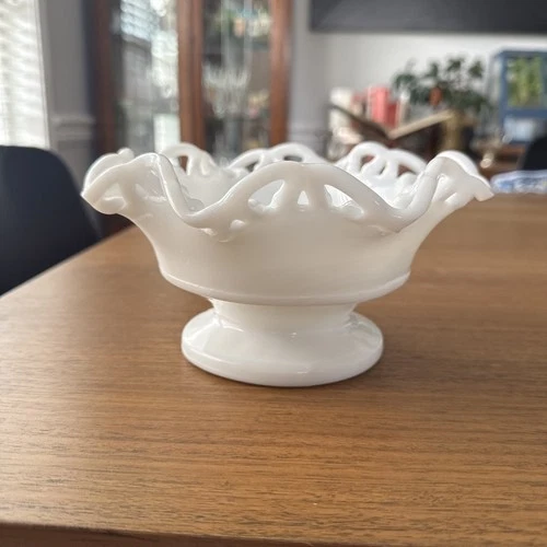 Vintage L.E. SMITH COLONIAL LACE EDGE MILK GLASS FOOTED BOWL Ruffled Scalloped