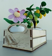 Decorazione artigianale all'uncinetto con cassetta in legno inciso. Handmade