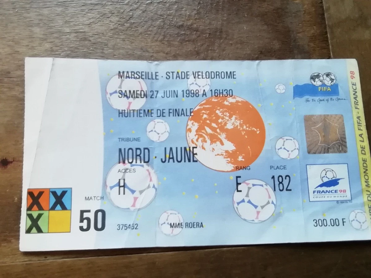 Coupe Du Monde 1998 World Cup Trophy Keychain, Hobbies & Toys
