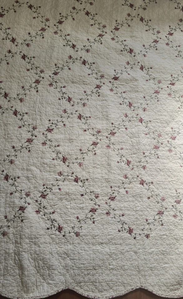 Vintage Y2K Better Homes & Gardens Hannelore Roses King Quilt Scalloped - Image 2 of 4