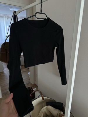 Schwarzes Longsleeve Oberteil eng cropped