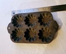 NICE - Vintage Six (6) Cup Cast Iron Turks Head Muffin Pan - Made In USA