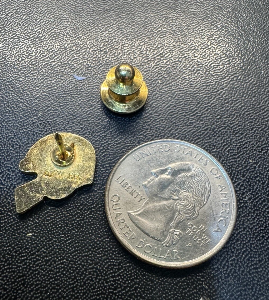 Vtg Wisconsin Badgers University of Wisconsin Football Helmet Lapel Pin Tie Tack - Image 3 of 4