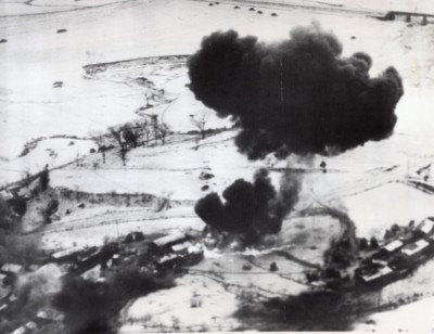 Koreakrieg US Air Force American Napalm Bombardierung 2 alte Fotos 1951