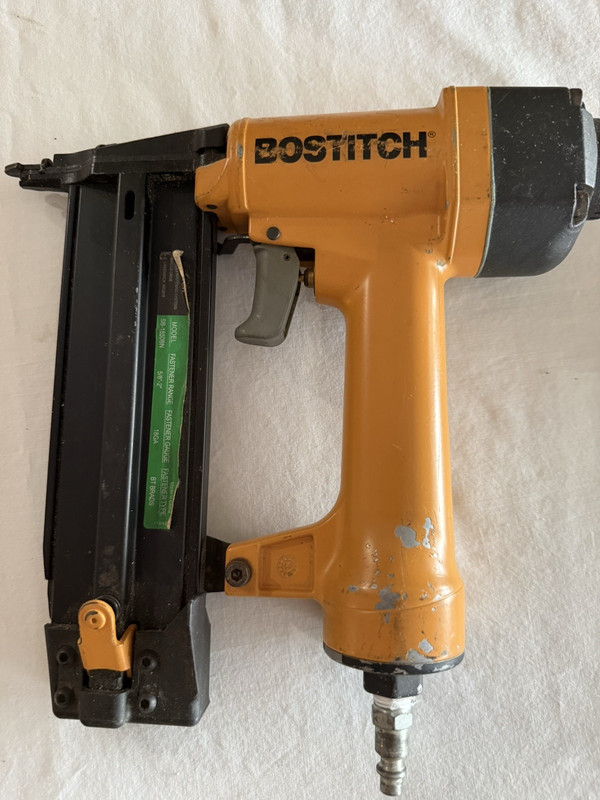 Bostitch SB-1842BN   18GA 5/8"-2"   Pneumatic Brad Nailer w/ Case & Manuals EXC.