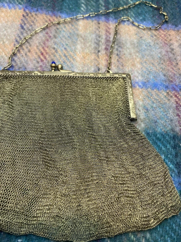 Antiguo bolso de mano de malla dorada de los años 20 con diseño Art Deco grabado Foto 4 de 4