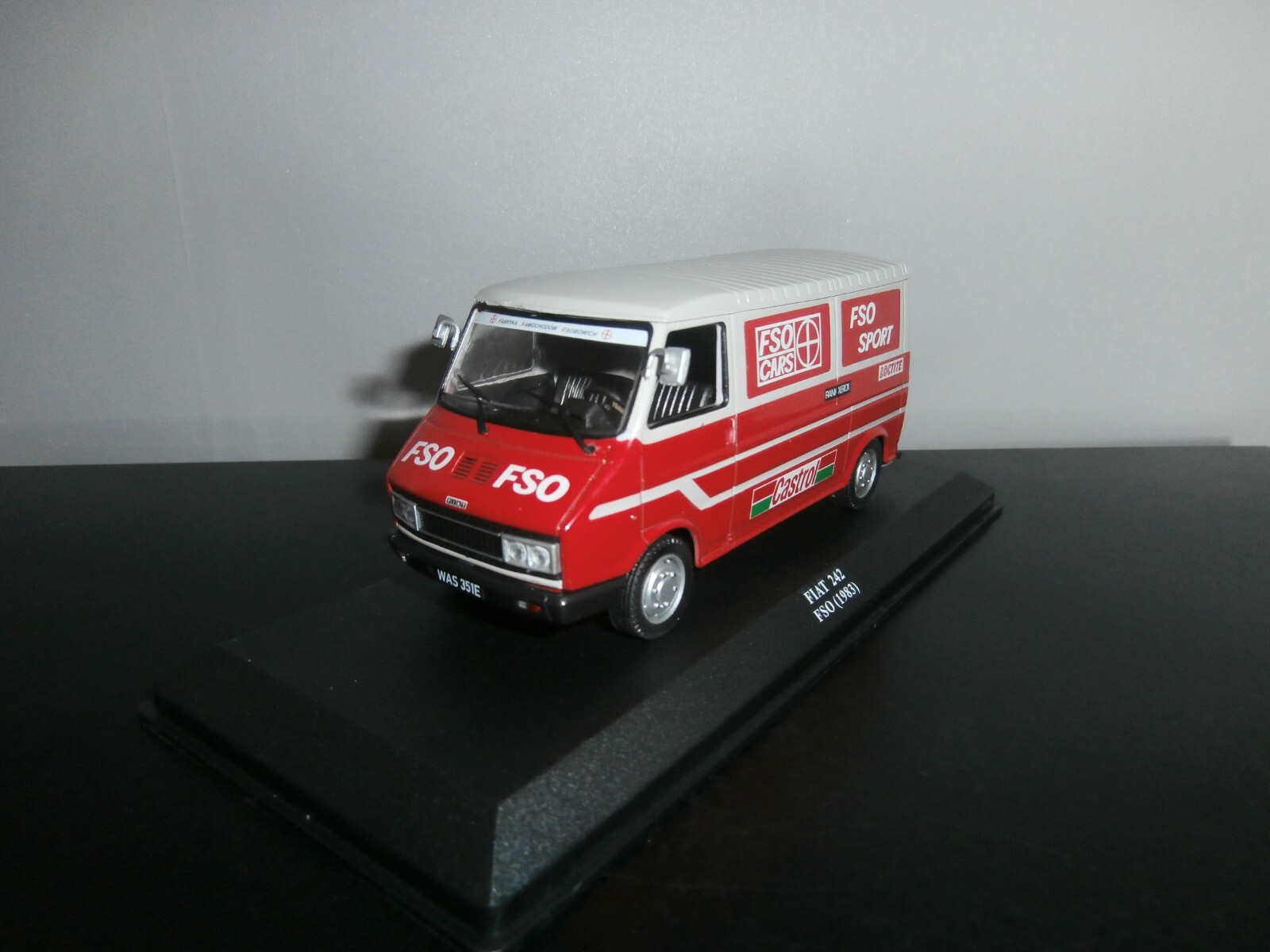 Fiat 242 FSO Team 1/43e, idéal pour créer un diorama de course vintage réaliste