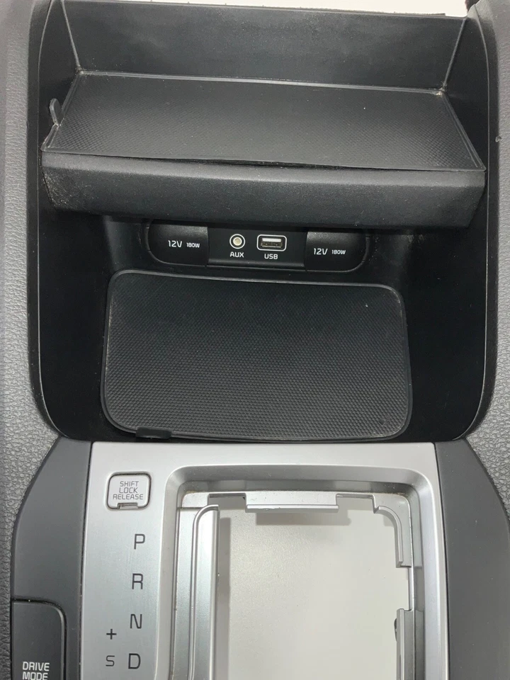 2020 Kia Forte console central conjunto de engrenagem armazenamento preto USB 84632-M7100 FABRICANTE DE EQUIPAMENTO ORIGINAL - Imagem 4 de 4