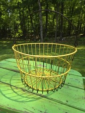 Cesta de alambre de patatata huevo de granja primitivo original de colección revestimiento de plástico amarillo