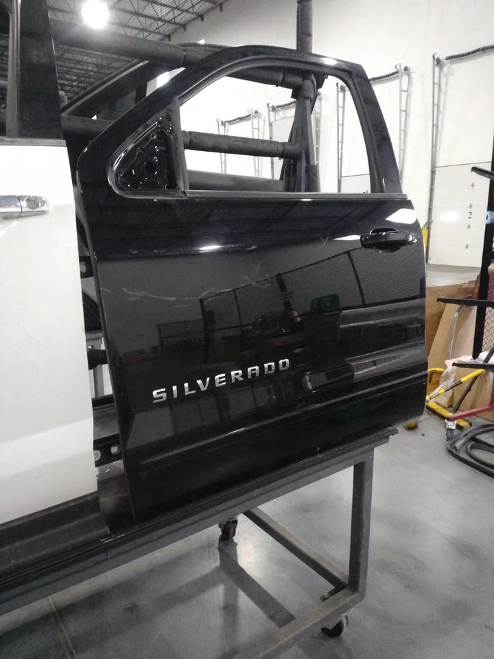 Conjunto de puerta delantera izquierda usado se adapta a: Chevrolet Silverado 1500 2015 camioneta C Foto 2 de 4