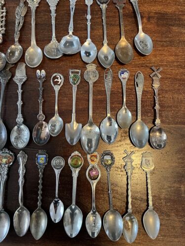 Großes Konvolut 49 Vintage Souvenir Sammler Löffel Staaten Orte Figur - Bild 7 von 12