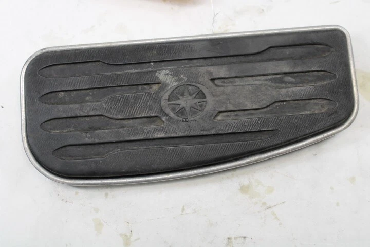 Reposapiés delantero izquierdo 4WM-27410-20 2002 Yamaha RoadStar XV1600A Foto 4 de 4