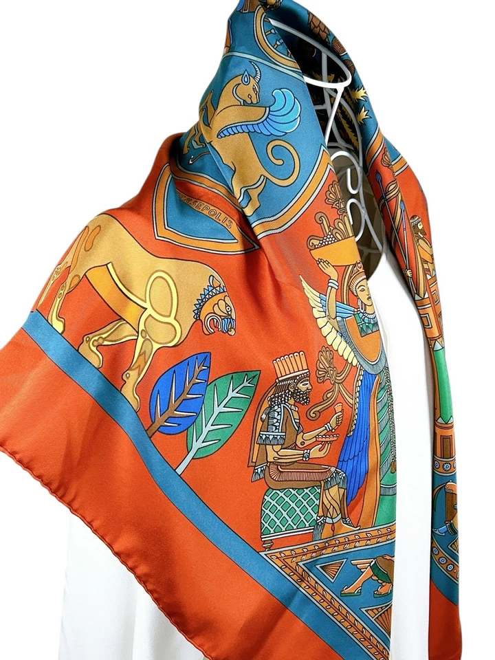 RARO HERMES Carre 90 Bufanda de Seda "Persépolis" por S. Koechlin con Caja Rojo Ladrillo Usado Foto 3 de 4