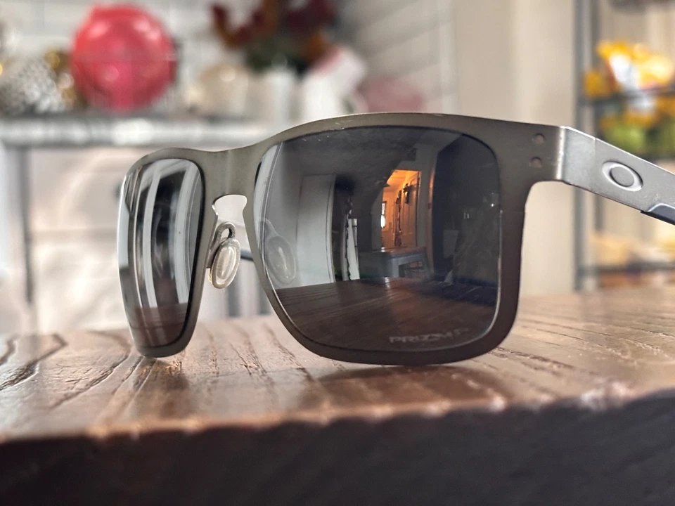 Gafas de sol Oakley Holbrook grises de metal polarizado usadas #OO4123-0655 buen estado Foto 3 de 4