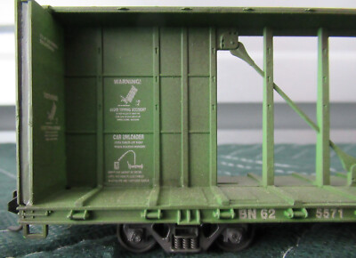 4 HO Walthers  - 1 E&C - 1 Athearn - 3 center beams - 1 pulp - 1 gondola - 1 box
