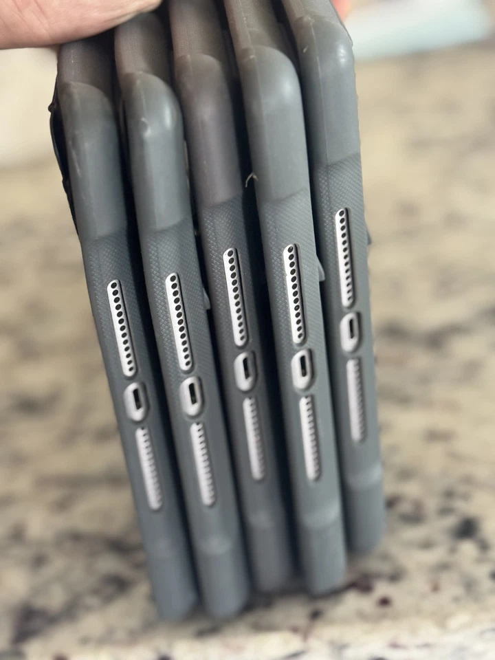 Apple iPad (5th Gen) Bundle A1822 32 GB, Wi-Fi, 9.7 in - Space Gray *Lot of 5* - Image 4 of 4