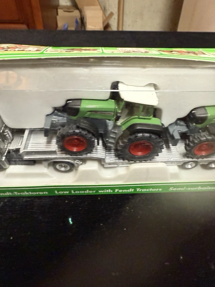 Siku 1840 Low Loader w/ Fendt Tractors, 1:87 Scale - Image 4 of 4